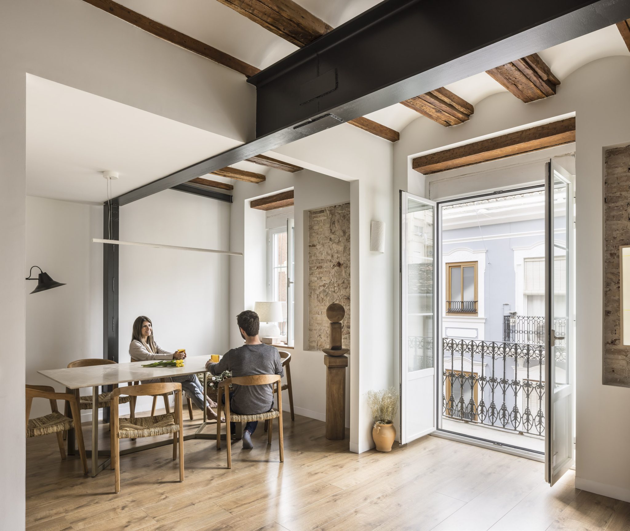 tamborí arquitectes reforma vivienda la roqueta, en valencia foto del comedor