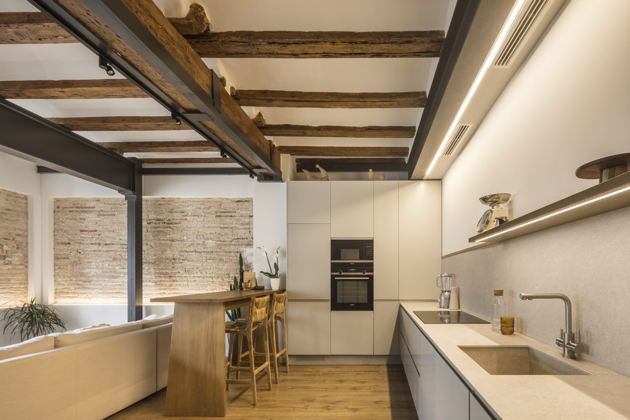 tamborí arquitectes reforma vivienda la roqueta, en valencia foto del comedor cocina